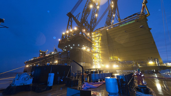 Installation der Tennet-­Umspannplattform Dolwin Alpha in der Nordsee für die Windparks Borkum Riffgrund 1 und Trianel Windpark Borkum 1 und 2: Auch hier ­entstehen viele neue Arbeitsplätze.