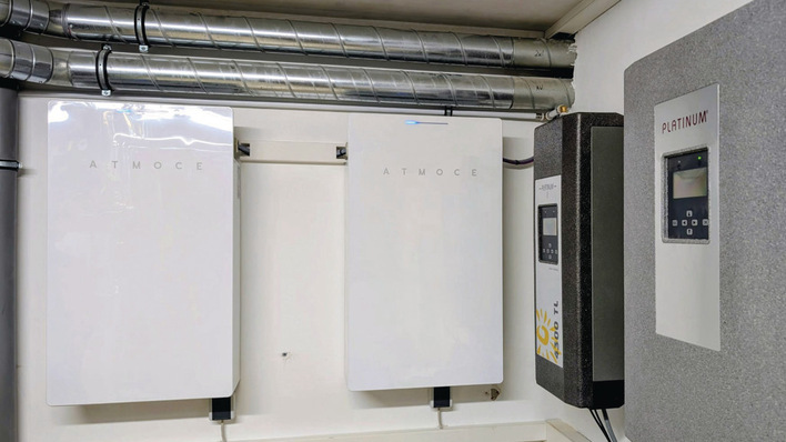 MIt dem Niedervoltspeicher von Atmoce lassen sich auch ältere Anlagen nachrüsten, ohne die Leistungselektronik austauschen zu müssen. Wie's funktioniert, erfahren Sie im Webinar.