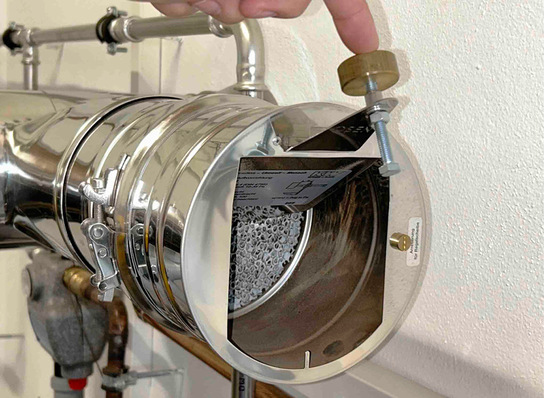 Der Filteraufsatz ist nicht brennbar und kann bei jeder Feuerstätte verbaut werden, für die ein Zugbegrenzer infrage kommt oder bereits verbaut ist.