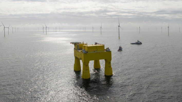 Umspannstation Dolwin Epsilon für Borkum Riffgrund 3 von Ørsted mit 915 Megawatt (MW) und der Leistungsdichte von 12 MW pro Quadratkilometer. Die Anbindung an Land über ein 130 Kilometer langes Unterwasserkabel benötigt keine zusätzliche parkinterne Umspannplattform mehr.