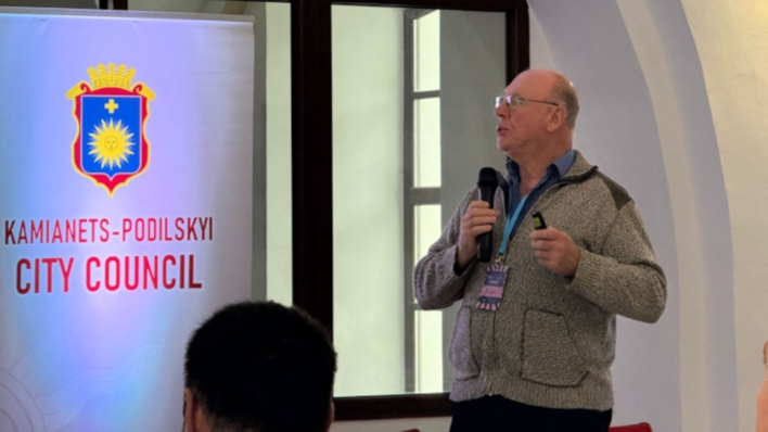 Willi Ernst bei seinem Vortrag auf der Konferenz in Kamianets-Podilskyj.