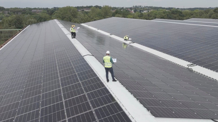 Auf 12.000 Quadratmetern erzeugt Apricus Solar sauberen Sonnenstrom und liefert ihn direkt in die Produktion unter dem Dach.