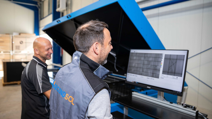 Zum Workshop gehört auch eine praktische Einführung in die Testmethoden für Solarmodule.