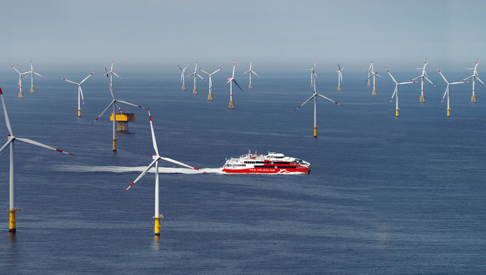 Katamaran Halunder Jet auf Kurs durch deutsche Nordsee-Meeres-Windparks