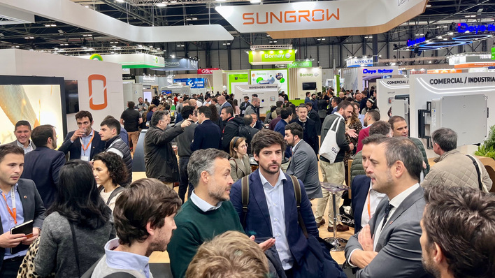 Viel zu sehen für die Besucher: Die Genera ist am zweiten Tag rappelvoll.