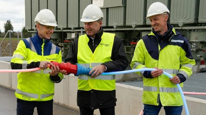 Bayerns Wirtschaftsminister Hubert Aiwanger (Mitte) nahm die neue Einspeisesteckdose mit Egon
Westphal (Vorstandsvorsitzender Bayernwerk AG) und Thilo Hoffmann (Leiter Planung/Bau Umspannwerke
& Schaltstationen, Bayernwerk AG) in Niederviehbach in Betrieb.