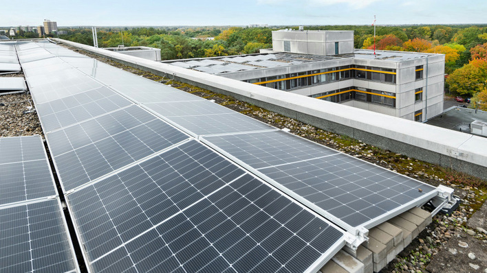 Die Photovoltaik auf dem Dach deckt die Hälfte des Strombedarfs ab.