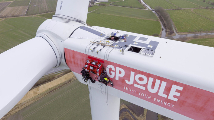 Installation des AVES Offshore HPC System zur Beobachtung der Vogelbewegungen.