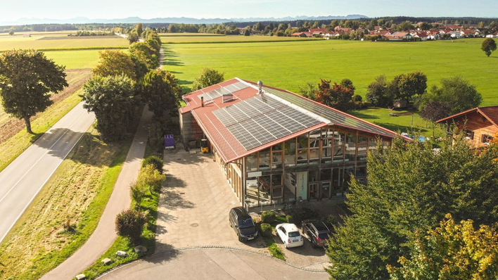 Die Photovoltaik liefert die Energie für das Heizsystem im Gewerbegebäude in Sauerlach.