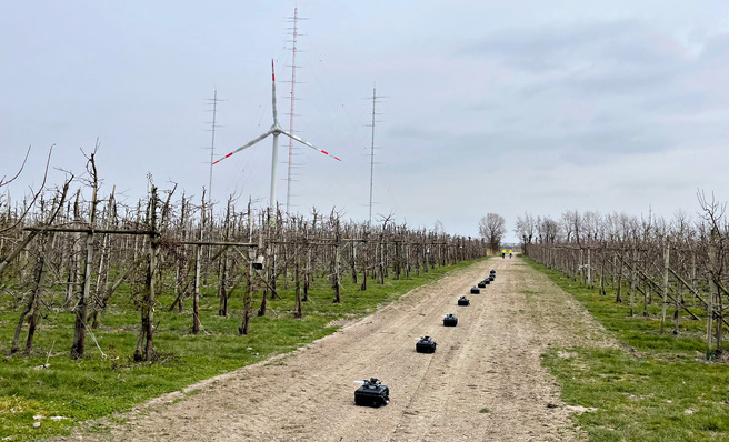 Drohnen für eine Untersuchung des Strömungsnachlaufs hinter einer Windturbine durch das DLR im Forschungsprojekt Near Wake