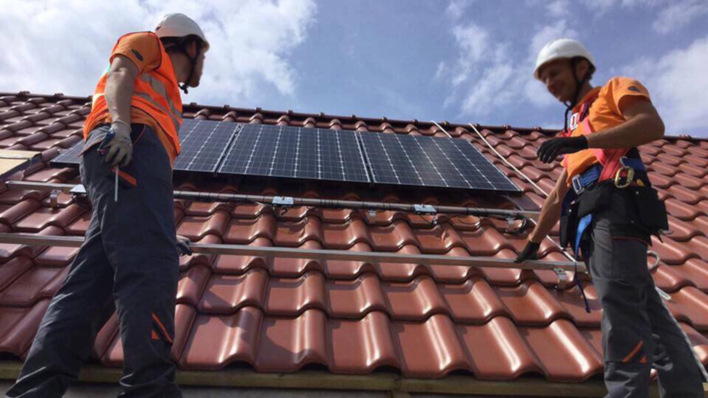 Die Schwelle für den Einstieg in die Photovoltaik ist für Dachhandwerker mit der richtigen Unterstützung nicht allzu hoch.