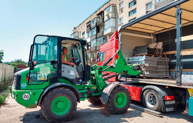 Die Solarmodule haben ihr Ziel in der Ukraine erreicht und werden vom Lkw entladen.