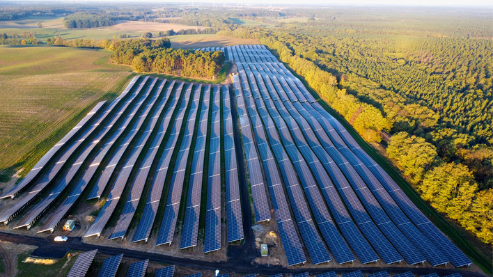 Sanft schmiegt sich der Solarpark an die Landschaft an. Eine schnelle und qualitativ hochwertige Montage funktioniert auch vom Feldrand aus.