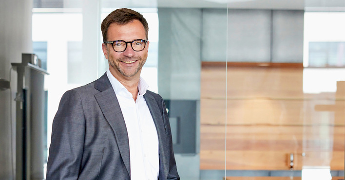 Thomas Schoy 
 ist diplomierter Kaufmann und geschäfts­führender Gesellschafter der Unter­nehmens­gruppe Privates Institut in München. Nach ­seiner T­ätigkeit für Banken, Versicherungen und in der Finanzberatung war er einer der ­ersten Investment­berater, die sich auf erneuerbare Energien konzentrierten. Dabei setzte er beispielsweise Beteiligungsmodelle für Windparks um. Daneben vermittelt er sein ­betriebswirtschaftliches Know-how als Privat­dozent in verschiedenen Instituten.