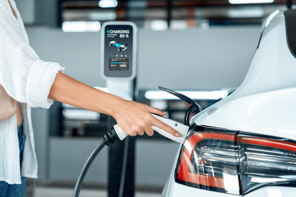 Verbraucher wie etwa E-Autos sollte bevorzugt außerhalb der Spitzenzeiten Strom aus dem Netz ziehen.