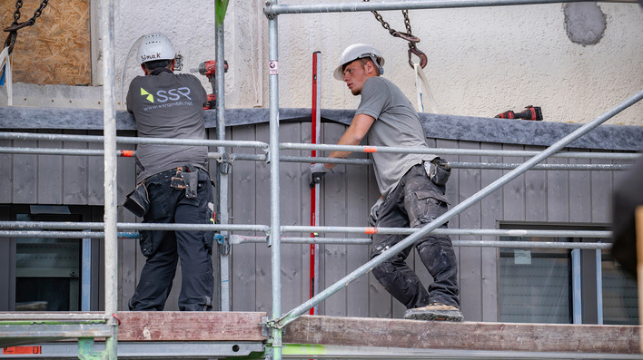 Eine energetisch sanierte Gebäudehülle erhöht den Wärmeschutz und senkt die Energiekosten – in Wohnungseigentümergemeinschaften profitieren alle Mitglieder von gemeinschaftlichen Sanierungsmaßnahmen.