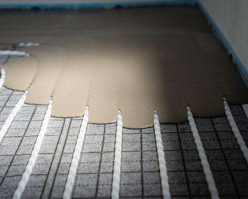 Der zementäre Fließestrich des Fußbodenheizsystems Permatop SF 14 ist bereits nach 90 min begehbar.