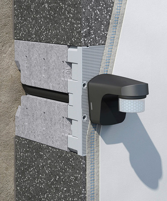 Der System-Geräteträger zur stabilen Befestigung unter anderem von Außenleuchten und Türkommunikationsanlagen fügt sich optisch in die Außendämmung ein.