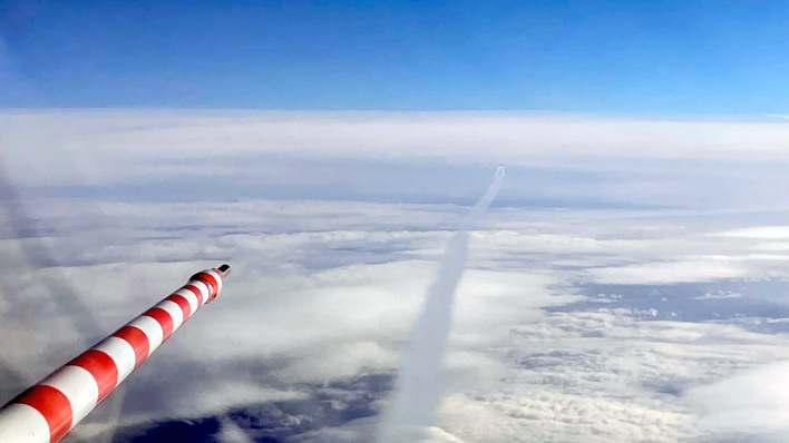Messflug hinter einem Tuifly-Passagierflugzeug.