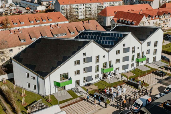 Um die Sonnenenergie bestmöglich nutzen zu können, ist das Sonnenhaus mit einem asymmetrischen Sheddach bedeckt.