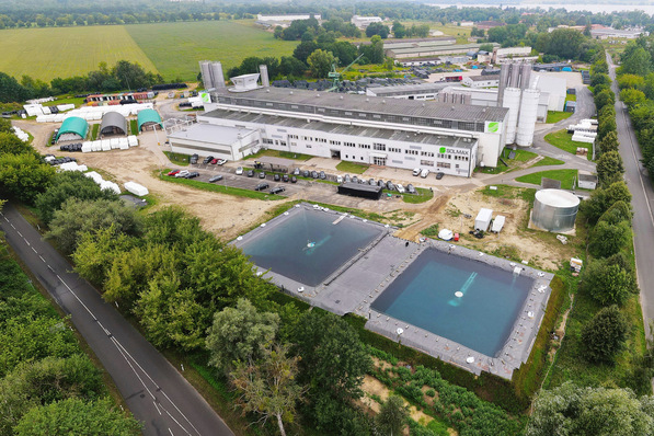 Solmax Geosynthetics testet an seinem Firmenstandort in Rechlin an der Müritz unter realen Bedingungen neue Bauformen und Materialien für Erdbecken-Wärmespeicher.