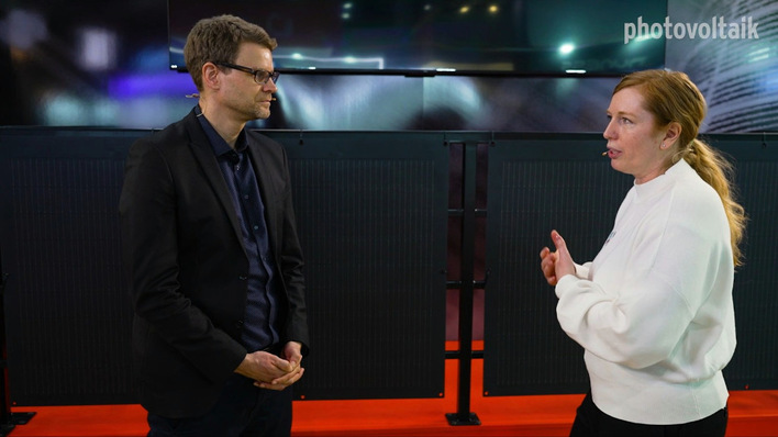 Geschäftsführerin Nancy Yell stellt die innovativen Module von Sunman Energy vor.