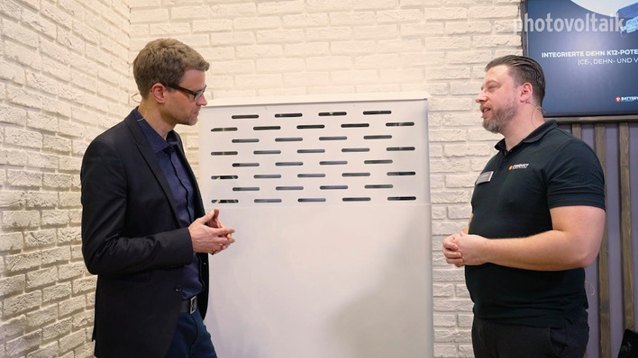 Steven Wirtz von Conduct (rechts) erklärt die cleveren Schutzsysteme.