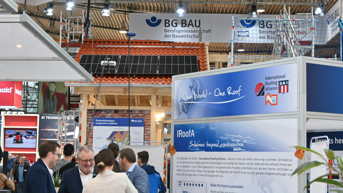 Die Photovoltaik wird auch im Dachdeckerhandwerk immer wichtiger. Auf der Dach+Holz in Köln finden Sie die aktuellen Systeme.