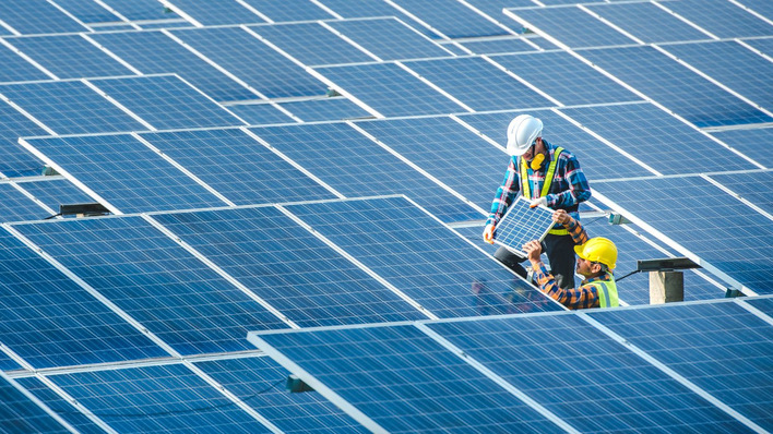 TÜV Rheinland bietet akkreditierte Blendgutachten für Solaranlagen an Verkehrswegen.