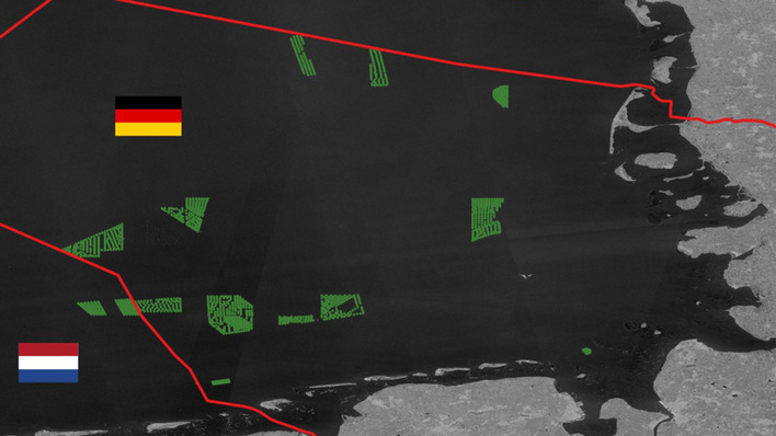 In der Deutschen Bucht sind die Offshore-Windanlagen in ihren Gruppierungen gut zu erkennen. Rot eingezeichnet sind die Landesgrenzen nach Dänemark (oben) und zu den Niederlanden (links).