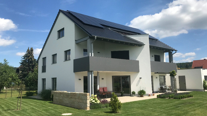 Das soarisierte Einfamilienhaus kann das Stromnetz erheblich entlasten, wenn der Strom vor Ort verbraucht und gespeichert wird.