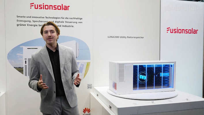 Jan-Lucca Franken präsentiert die neuen Netzfunktionen der Großspeicher von Huawei Fusionsolar.