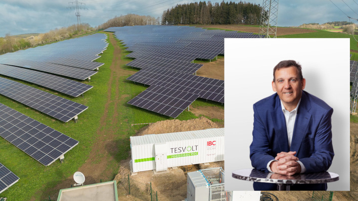 Nicht nur die Integration von Speichern, sondern auch die Kombination verschiedener Erzeugungstechnologien treibt die Energiewende bei verschlafenem Netzausbau voran, sagt Patrick Danz von IBC Solar.