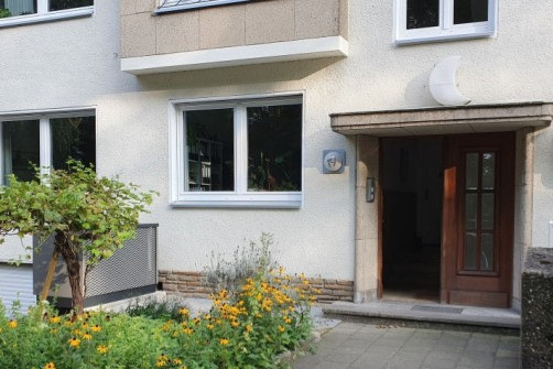 Wärmepumpe vor Mehrfamilienhaus
