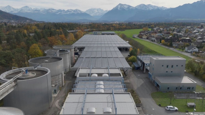 Das solare Faltdach überspannt komplett die Becken zur Abwasserreinigung der Anlage in Uetendorf.