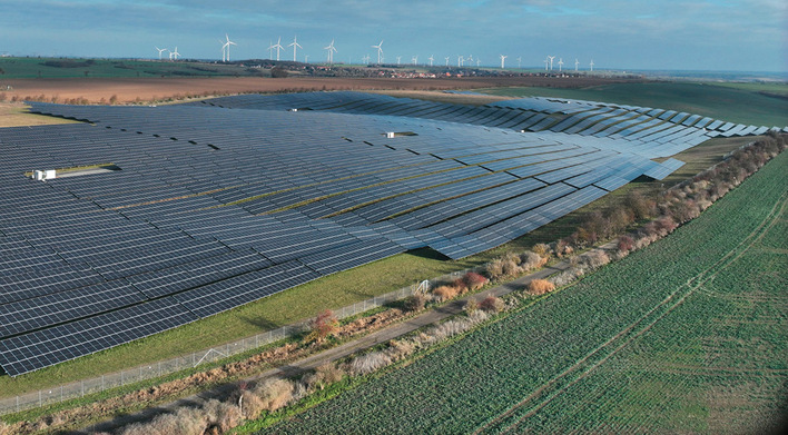 Im Spätherbst 2025 fertig gestellter Solarpark Gerbstedt in Sachsen-Anhalt mit 53,5 Megawatt von WPD. Die Anlage ist Teil 2 eines Hybridparks, zu dem auch der im Hintergrund zu sehende Windpark Gerbstedt mit 26 Megawatt gehört.