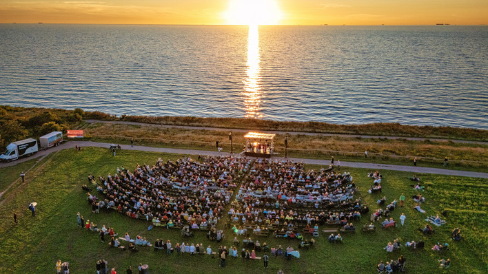 Küste vor Darß auf einer Wiese des Badeortes Ahrenshoop. 15 Kilometer vor Darß soll der Windpark Gennaker bis 2028 entstehen.