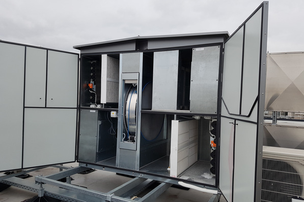 Die Rotations-Wärmetauscher (mittig in der Anlage) der Duplex Roto Serie von Airflow bestehen aus Aluminium, bieten einen hohen Wärme-rückgewinnungsgrad, übertragen Feuchte und sind korrosionsbeständig.