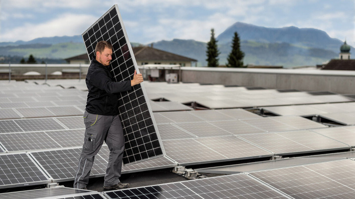 Auf den Dächern hatten die Installateure im vergangenen Jahr weniger zu tun als noch 2024.