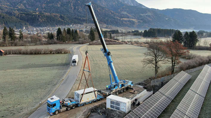 Der neue Speicher von AEE Naturstrom im österreichischen Kötschach-Mauthen wird zusammen mit einem Solarpark betrieben.