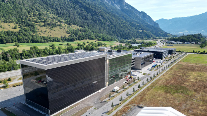 Das Industriegebäude in der Schweiz bekommt von Solaranlagen mit 1.074 Kilowatt an Ost-, Süd- und Westfassade Winterstrom.