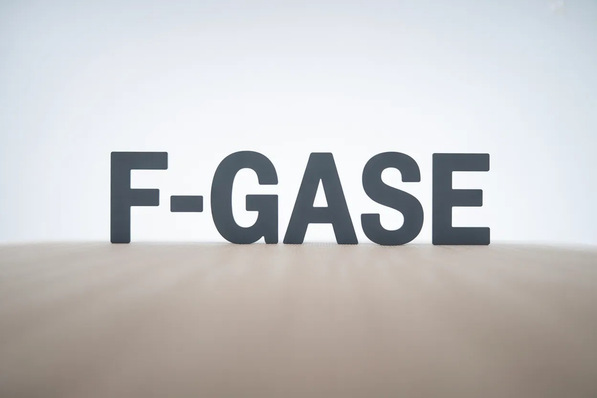 Die EU-F-Gase-Verordnung verschärft die Vorgaben für fluorierte Kältemittel und fördert den Einsatz natürlicher Alternativen wie Propan (R290) in industriellen Anwendungen.