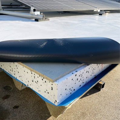 1 Bei den Großbrandversuchen wurden mineralische Platten exemplarisch auf ihre Schutzwirkung getestet. Sowohl eine sechs Millimeter dünne Faserzementplatte (Knauf Aquapanel Cement Board Rooftop) sowie zwei zementgebundene Holzspanplatten (Cetris Basic Board) in acht und zwölf Millimeter Dicke wurden unmittelbar auf die EPS-Dämmplatten aufgelegt.