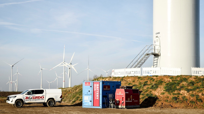 Eine Batterieeinheit und ein Stromaggregat sorgen im Windpark Kleinbouslar bei Erkelenz für die Ersatzstromversorgung.