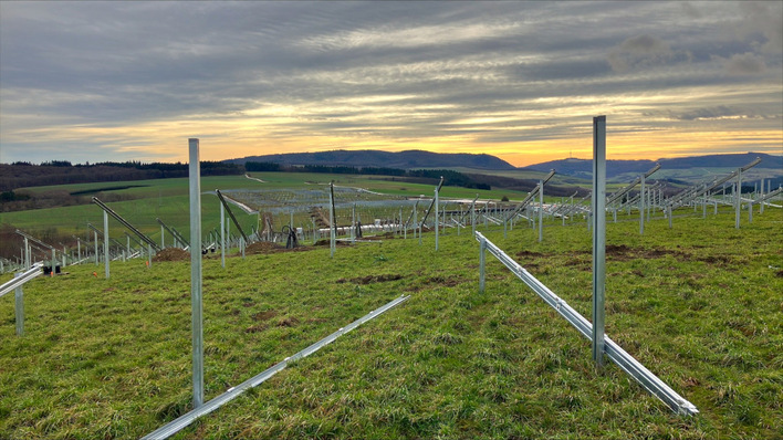 Derzeit bauen die Monteure in Lohnweiler die Unterkonstruktion für den neuen Solarpark auf.
