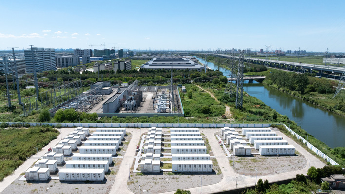 Betriebliche Abläufe haben Schwierigkeiten mit dem raschen Ausbau von Großspeichern mitzuhalten. 