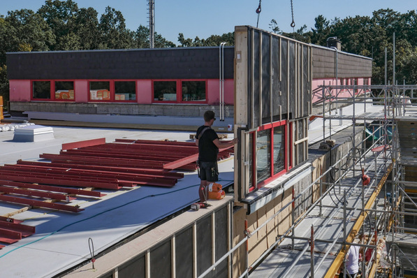 Mit vorgefertigten Lösungen verkürzt die serielle Sanierung Bauzeiten und beschleunigt Prozesse. So können deutlich mehr Gebäude in kürzerer Zeit modernisiert werden. Hier im Bild wird die Feuerwache in Wannsee seriell saniert.