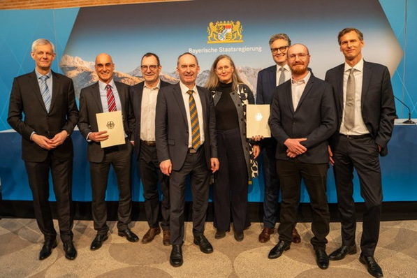 Bayerns Wirtschaftsminister Hubert Aiwanger gratuliert Vertretern der Unternehmen HyTACC GmbH und CryoTest GmbH zu den Förderbescheiden des Bundes.