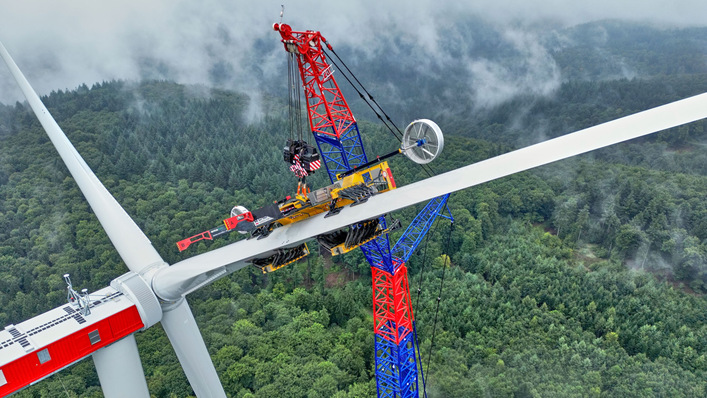 Endlich könnte auch in Bayern der Ausbau der Windenergie wieder anlaufen, da tritt die Bundesregierung auf die Bremse.