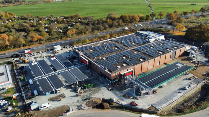 Solardach und Carports des Famila-Markts am Delftor in Itzehoe.